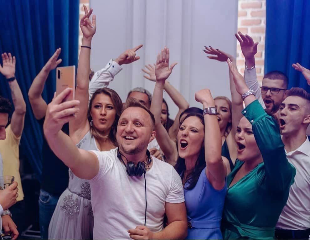 DJ / MC / luminist / joc lumini profesional / sonorizare profesională